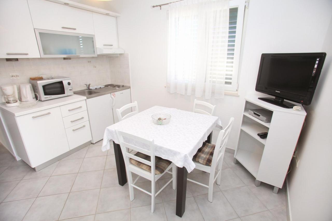 Apartments Nakir Slatine Szoba fotó