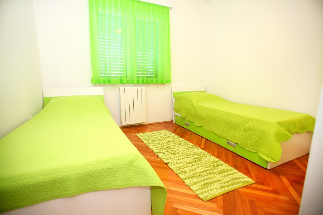 Apartments Nakir Slatine Szoba fotó